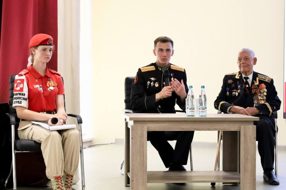 Начальник Главного штаба Всероссийского детско-юношеского военно-патриотического общественного движения «Юнармия», заместитель Председателя РДДМ «Движение Первых», Герой РФ, легендарный участник СВО с позывным «Струна»... Начальник Главного штаба Всероссийского детско-юношеского военно-патриотического общественного движения «Юнармия», заместитель Председателя РДДМ «Движение Первых», Герой РФ, легендарный участник СВО с позывным «Струна»...