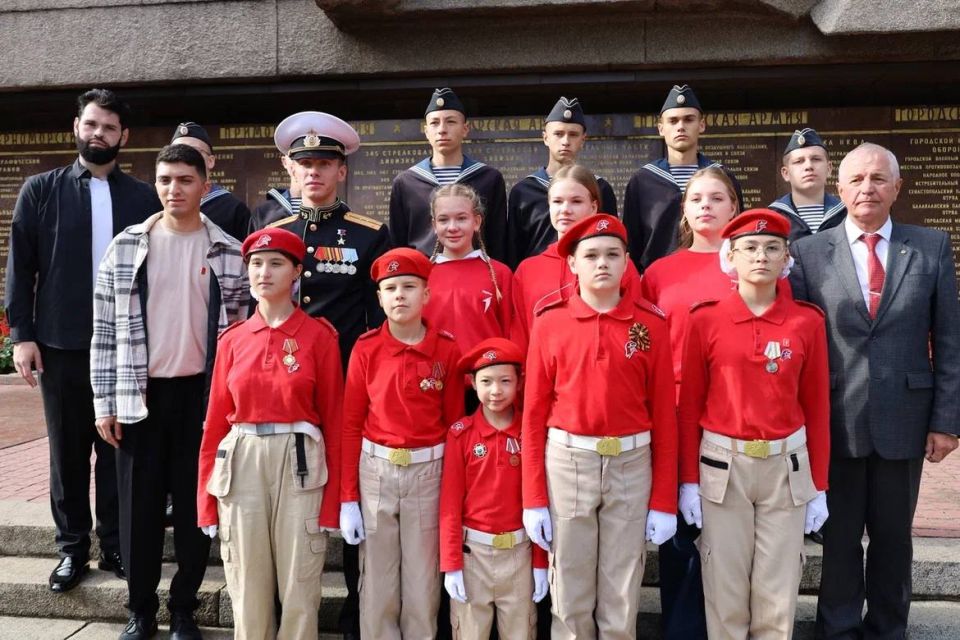 Начальник Главного штаба Всероссийского детско-юношеского военно-патриотического общественного движения «Юнармия», заместитель Председателя РДДМ «Движение Первых», Герой РФ, легендарный участник СВО с позывным «Струна»... Начальник Главного штаба Всероссийского детско-юношеского военно-патриотического общественного движения «Юнармия», заместитель Председателя РДДМ «Движение Первых», Герой РФ, легендарный участник СВО с позывным «Струна»...