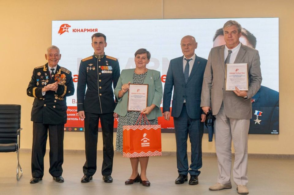 Начальник Главного штаба Всероссийского детско-юношеского военно-патриотического общественного движения «Юнармия», заместитель Председателя РДДМ «Движение Первых», Герой РФ, легендарный участник СВО с позывным «Струна»... Начальник Главного штаба Всероссийского детско-юношеского военно-патриотического общественного движения «Юнармия», заместитель Председателя РДДМ «Движение Первых», Герой РФ, легендарный участник СВО с позывным «Струна»...