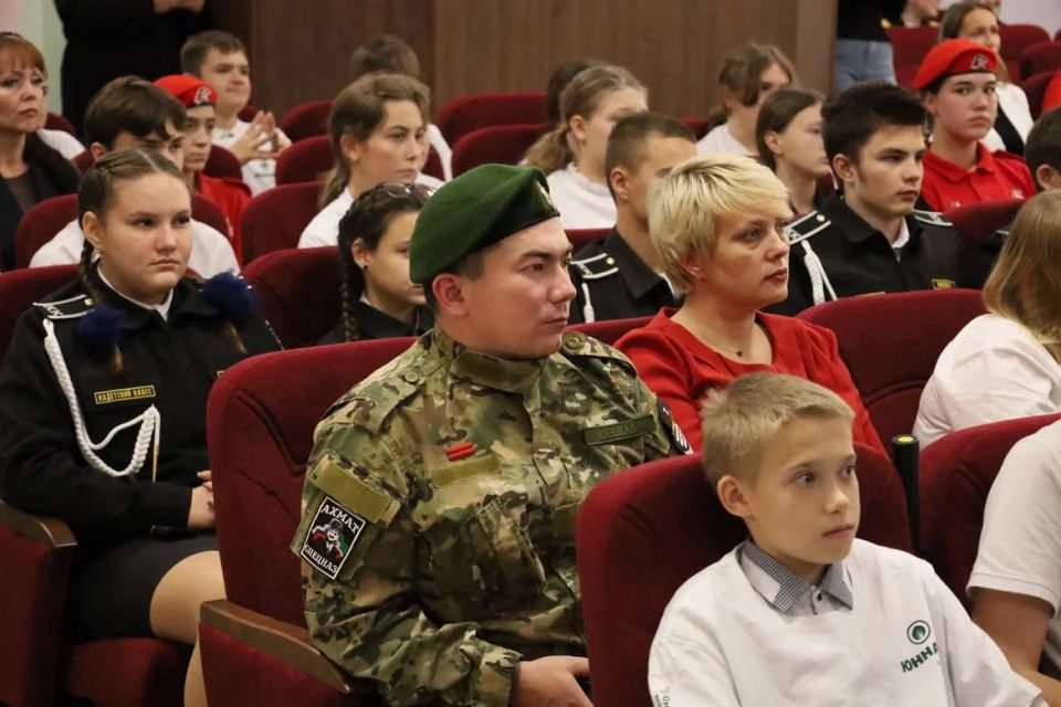 Начальник Главного штаба Всероссийского детско-юношеского военно-патриотического общественного движения «Юнармия», заместитель Председателя РДДМ «Движение Первых», Герой РФ, легендарный участник СВО с позывным «Струна»... Начальник Главного штаба Всероссийского детско-юношеского военно-патриотического общественного движения «Юнармия», заместитель Председателя РДДМ «Движение Первых», Герой РФ, легендарный участник СВО с позывным «Струна»...