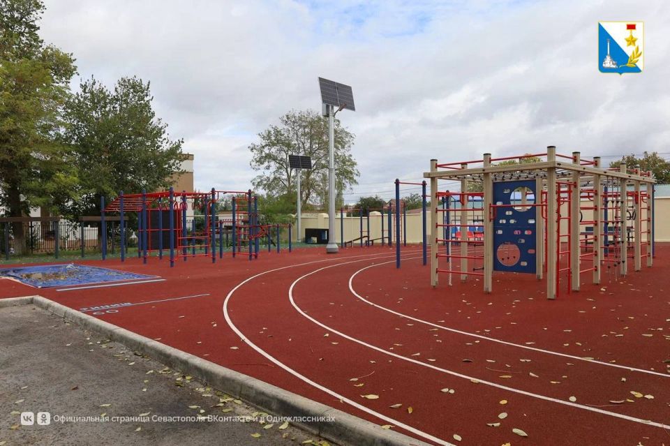 Ремонтируем школы. После капремонта в качинской школе № 13 им.А.И. Покрышкина, одной из старейших в Севастополе, учатся 530 ребят Ремонтируем школы. После капремонта в качинской школе № 13 им.А.И. Покрышкина, одной из старейших в Севастополе, учатся 530 ребят