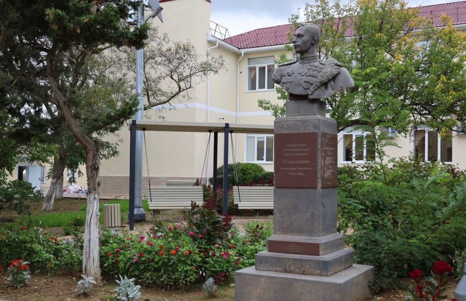 Школа № 13 имени трижды Героя Советского Союза Александра Ивановича Покрышкина — одна из старейших в Севастополе Школа № 13 имени трижды Героя Советского Союза Александра Ивановича Покрышкина — одна из старейших в Севастополе