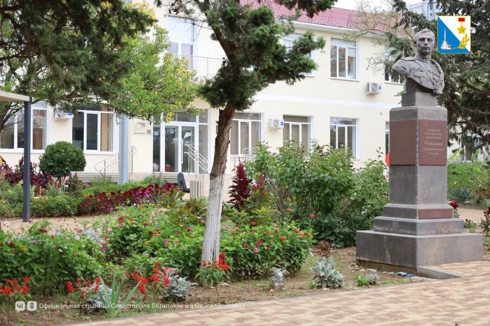 Ремонтируем школы. После капремонта в качинской школе № 13 им.А.И. Покрышкина, одной из старейших в Севастополе, учатся 530 ребят Ремонтируем школы. После капремонта в качинской школе № 13 им.А.И. Покрышкина, одной из старейших в Севастополе, учатся 530 ребят