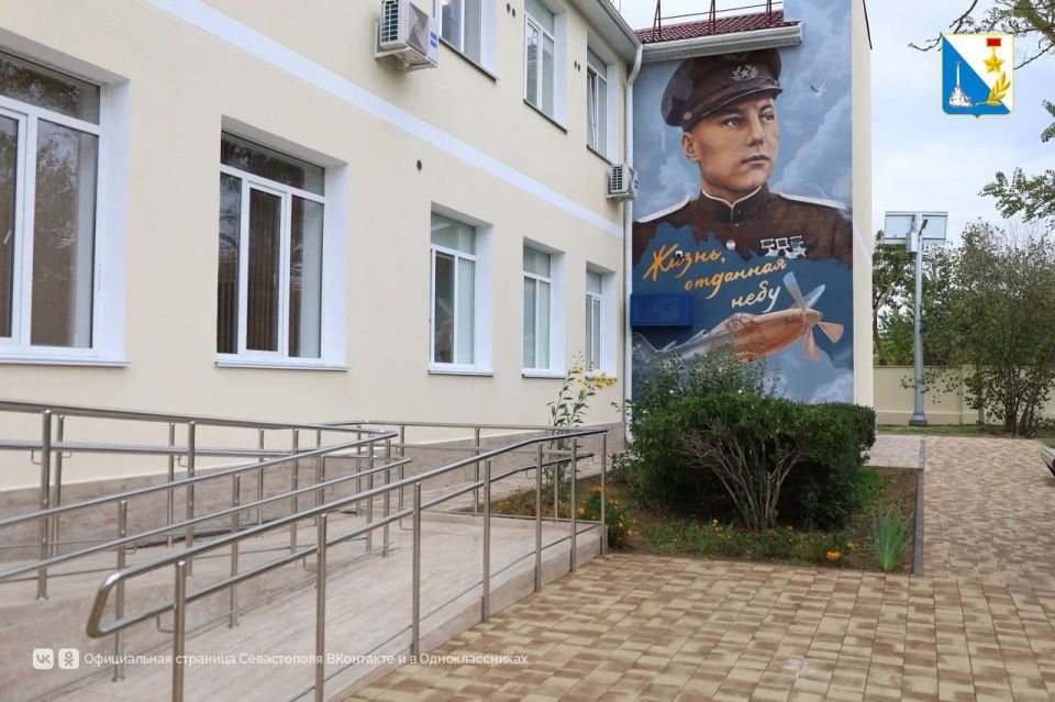 Ремонтируем школы. После капремонта в качинской школе № 13 им.А.И. Покрышкина, одной из старейших в Севастополе, учатся 530 ребят Ремонтируем школы. После капремонта в качинской школе № 13 им.А.И. Покрышкина, одной из старейших в Севастополе, учатся 530 ребят