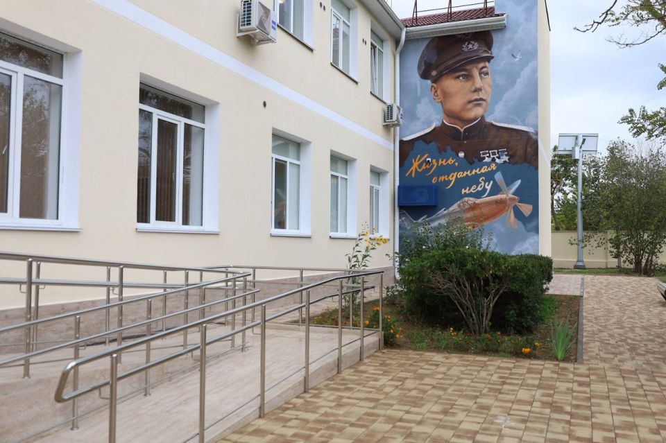 Школа № 13 имени трижды Героя Советского Союза Александра Ивановича Покрышкина — одна из старейших в Севастополе Школа № 13 имени трижды Героя Советского Союза Александра Ивановича Покрышкина — одна из старейших в Севастополе