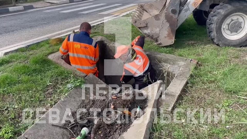 «Севавтодор» очищает ливневки на проезжей части Балаклавского шоссе и водоотводные лотки