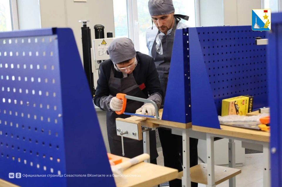 Ремонтируем школы. После капремонта в качинской школе № 13 им.А.И. Покрышкина, одной из старейших в Севастополе, учатся 530 ребят Ремонтируем школы. После капремонта в качинской школе № 13 им.А.И. Покрышкина, одной из старейших в Севастополе, учатся 530 ребят