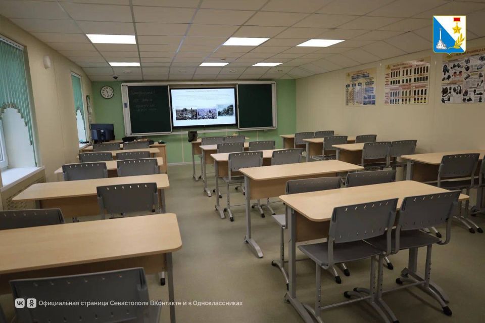 Ремонтируем школы. После капремонта в качинской школе № 13 им.А.И. Покрышкина, одной из старейших в Севастополе, учатся 530 ребят Ремонтируем школы. После капремонта в качинской школе № 13 им.А.И. Покрышкина, одной из старейших в Севастополе, учатся 530 ребят