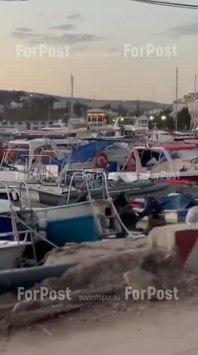 Вспоминая теплые вечера: ялики на набережной Назукина в Балаклаве после заката
