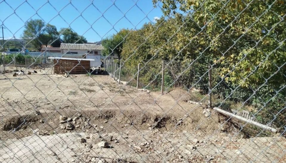 В Севастополе в окрестностях села Гончарного у самого уреза воды появились заборы, которые полностью перекрыли свободный проход к реке Сухой