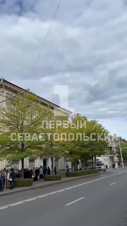 У собора Покрова Пресвятой Богородицы в Севастополе сегодня многолюдно — православные христиане отмечают Покров