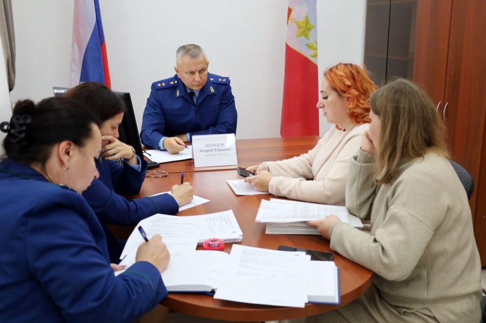 Сегодня прокурор города Севастополя Андрей Шевцов провел выездной прием местных жителей в приемной Президента Российской Федерации в городе Севастополе Сегодня прокурор города Севастополя Андрей Шевцов провел выездной прием местных жителей в приемной Президента Российской Федерации в городе Севастополе