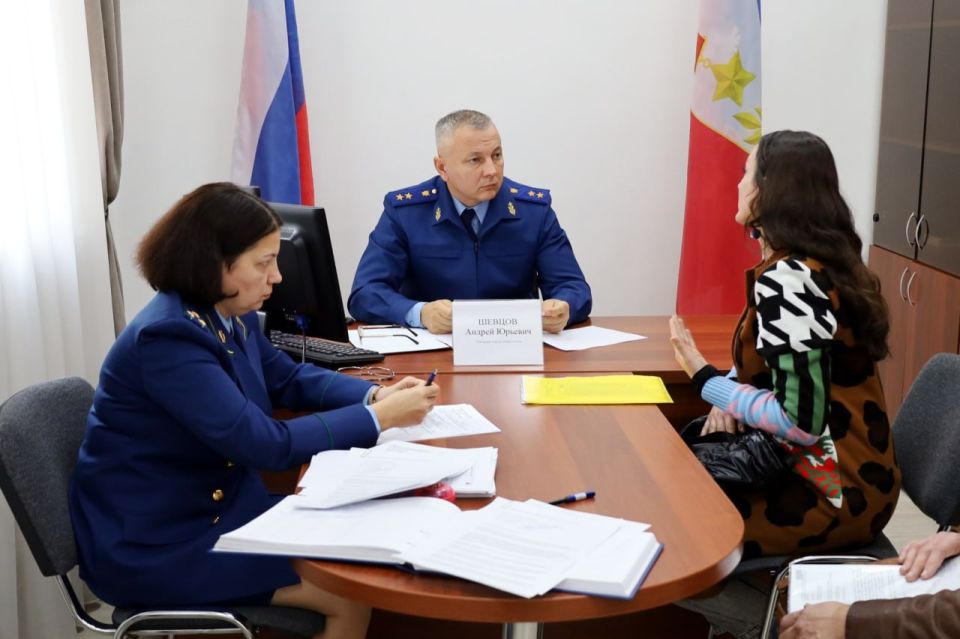 Сегодня прокурор города Севастополя Андрей Шевцов провел выездной прием местных жителей в приемной Президента Российской Федерации в городе Севастополе Сегодня прокурор города Севастополя Андрей Шевцов провел выездной прием местных жителей в приемной Президента Российской Федерации в городе Севастополе