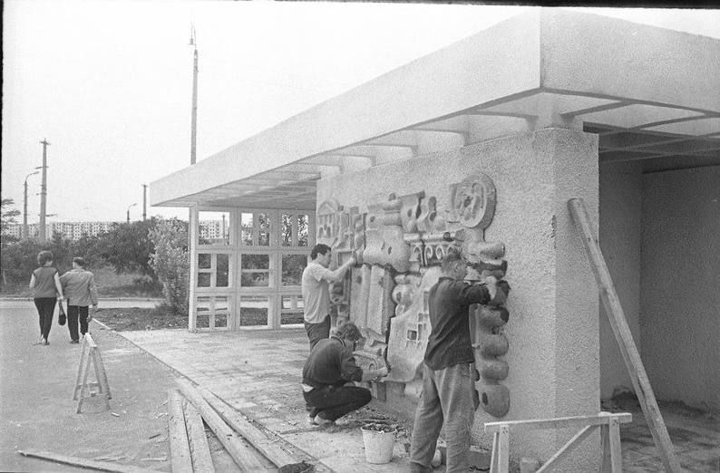 Работники художественного фонда украшают павильон троллейбусной остановки у строительного техникума, 1971 год