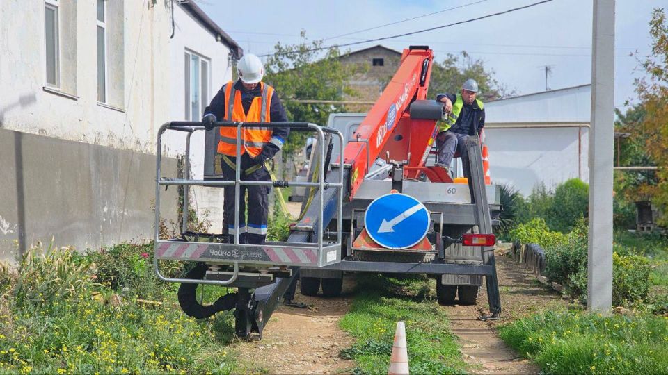 Специалисты «Горсвета» приступили к монтажу наружного освещения во дворах в селе Осипенко Специалисты «Горсвета» приступили к монтажу наружного освещения во дворах в селе Осипенко