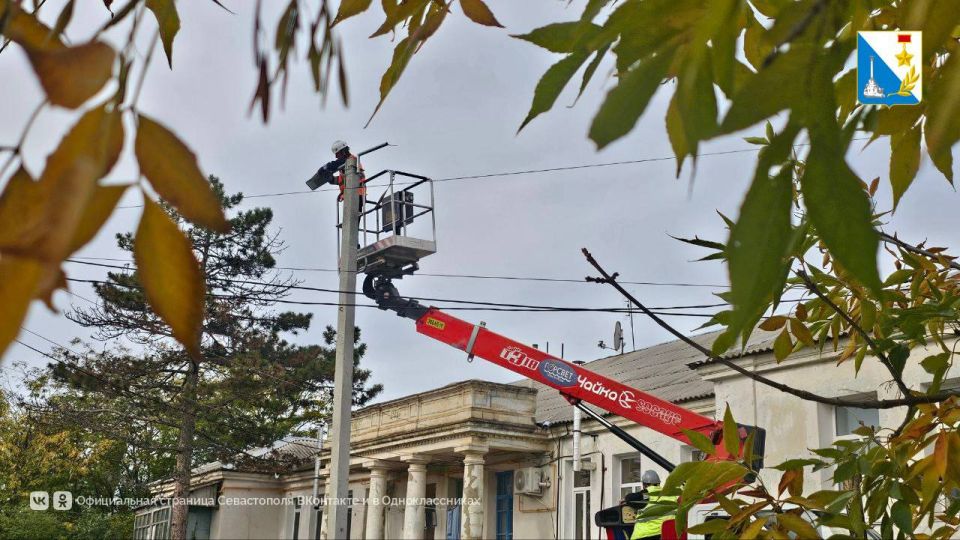 Монтируем освещение. Специалисты «Горсвета» приступили к монтажу уличного освещения во дворах переулка Виноградаря в селе Осипенко, где его ранее не было