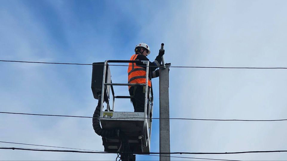 В селе Осипенко монтируют новое уличное освещение