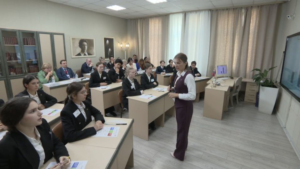 Учитель истории и обществознания гимназии №8 Алла Сергеевна Жигалова представляла Город-Герой в финале Всероссийского конкурса профессионального мастерства «Учитель года России» в Санкт-Петербурге Учитель истории и обществознания гимназии №8 Алла Сергеевна Жигалова представляла Город-Герой в финале Всероссийского конкурса профессионального мастерства «Учитель года России» в Санкт-Петербурге