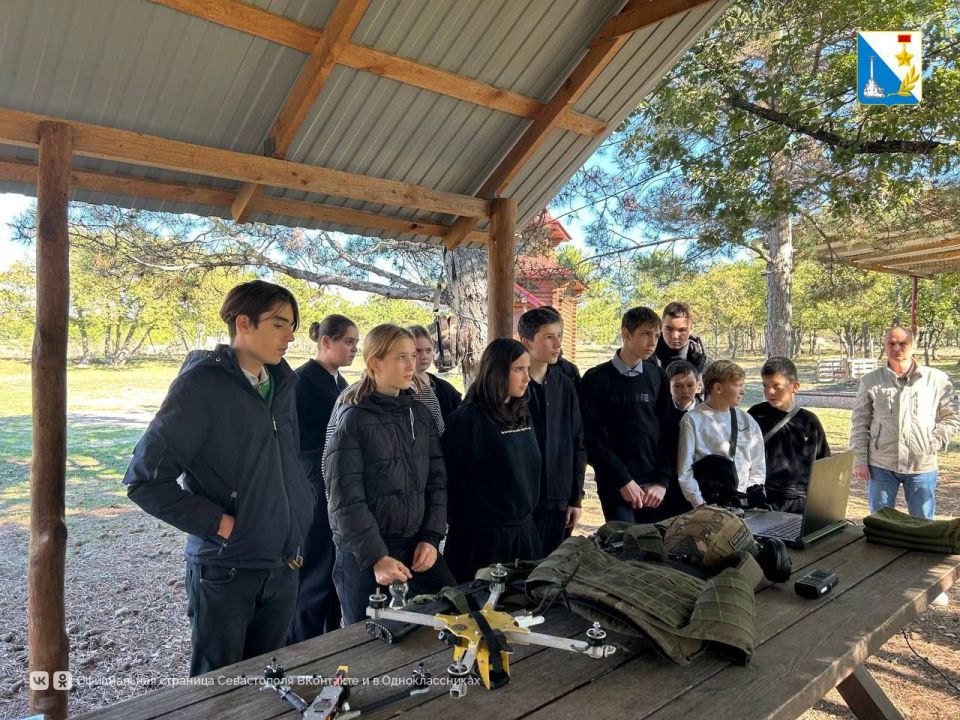 В гостях у казаков. 30 юных севастопольцев погрузились в культуру казачества в лагере в Терновке — ребята встретились с участниками СВО и осмотрели современное снаряжение