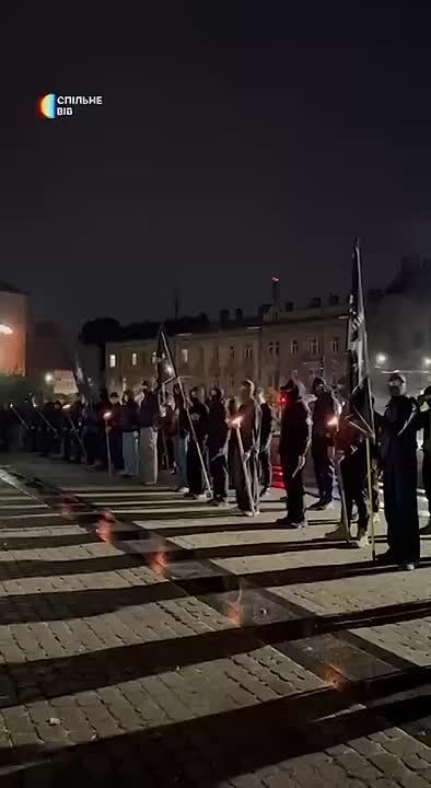 Виктория Мельникова: Юноши 16-17 лет в факельном шествии направляются к памятнику идеологического лидера — Бандере