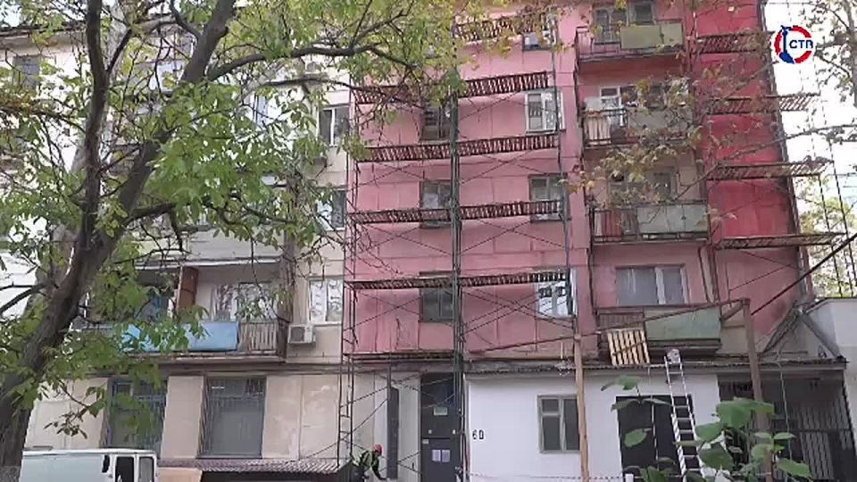 В Севастополе продолжается реализация программы капитального ремонта жилого фонда: на проспекте Генерала Острякова, 60 приводят в порядок фасад дома