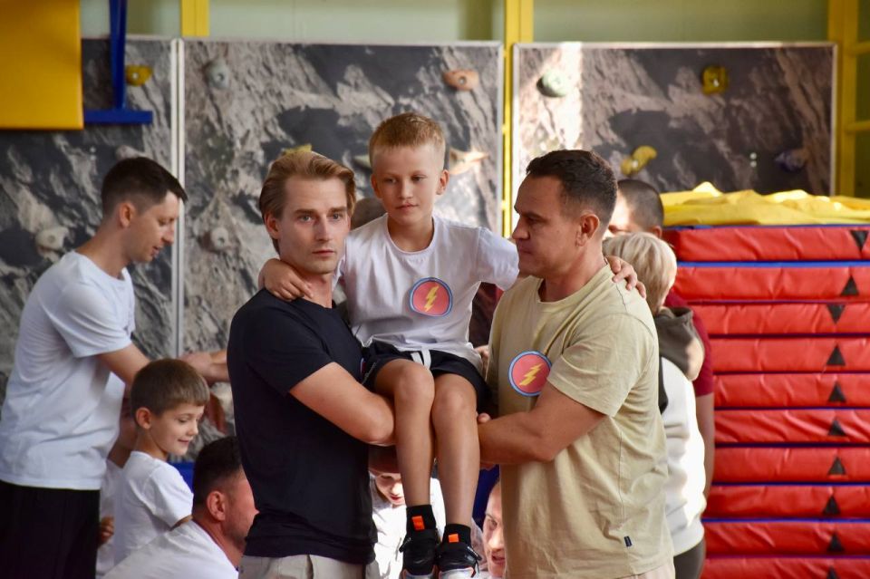 В преддверии Дня отца спортивная эстафета в школе № 35 объединила семейные команды из детских садов №20 и №34, а также первоклассников школы №35