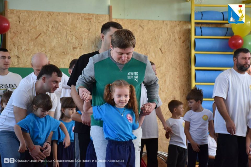 В Севастопольской школе №35 прошла спортивная эстафета для детей из детских садов и первоклассников, приуроченная ко Дню отца