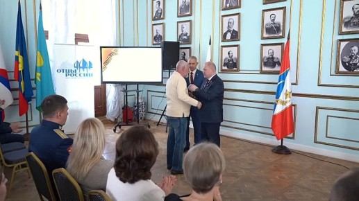 Михаил Развожаев вручил медали общественного признания «Отец солдата»