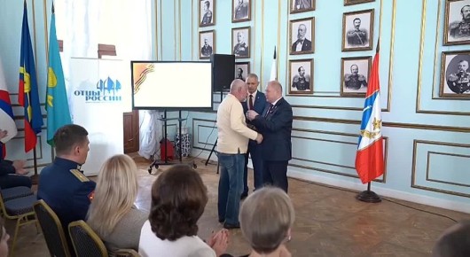 В Севастополе отметили День отца, наградив отцов героев СВО