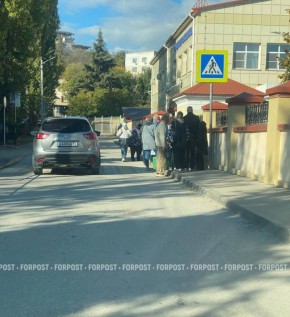 Сегодня горожане, пришедшие в Балаклавскую больницу № 9, неожиданно для себя узнали о введённом на территории паспортном контроле