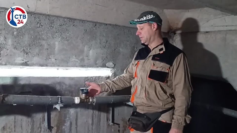 Сотрудники управляющих компаний Севастополя обходят многоквартирные дома, чтобы убрать воздух из системы отопления