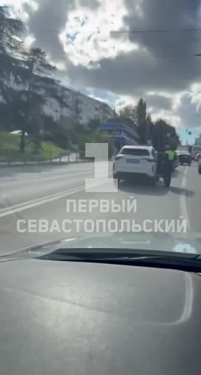 Две легковушки столкнулись перед пешеходным переходом возле ЦУМа