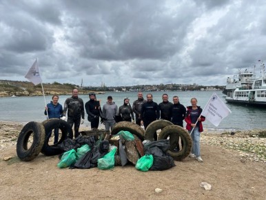 Тонну мусора подняли со дна моря: в Севастополе прошел подводный субботник