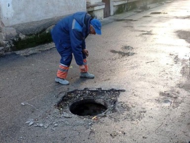 Водоканал: Рабочие моменты. Ремонтно-строительная бригада заменила плиту перекрытия колодца на ул.Истомина Фото Олега Боровикова