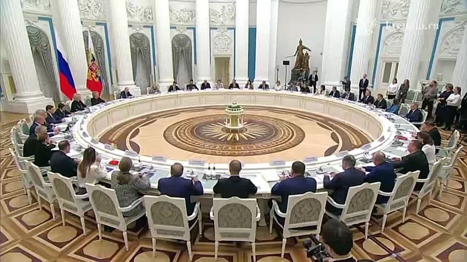 Президент РФ Владимир Путин провёл первое заседание Совета по реализации государственной демографической и семейной политики