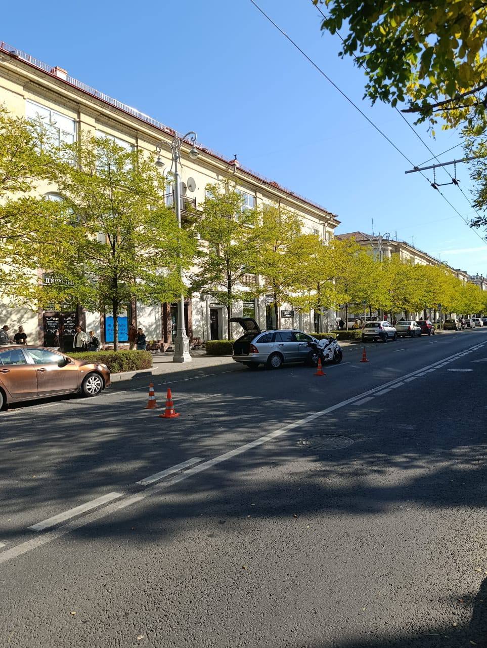Госавтоинспекция работает на месте ДТП с пострадавшим мопедистом на ул. Большая Морская Госавтоинспекция работает на месте ДТП с пострадавшим мопедистом на ул. Большая Морская