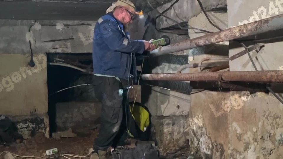 На улице Маршала Бирюзова, в доме номер 9 восстанавливают теплосети после аварии