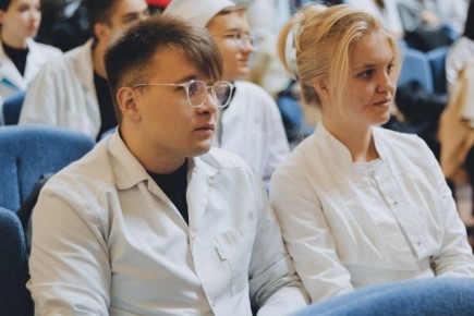 Будущих медиков СевГУ посвятили в студенты