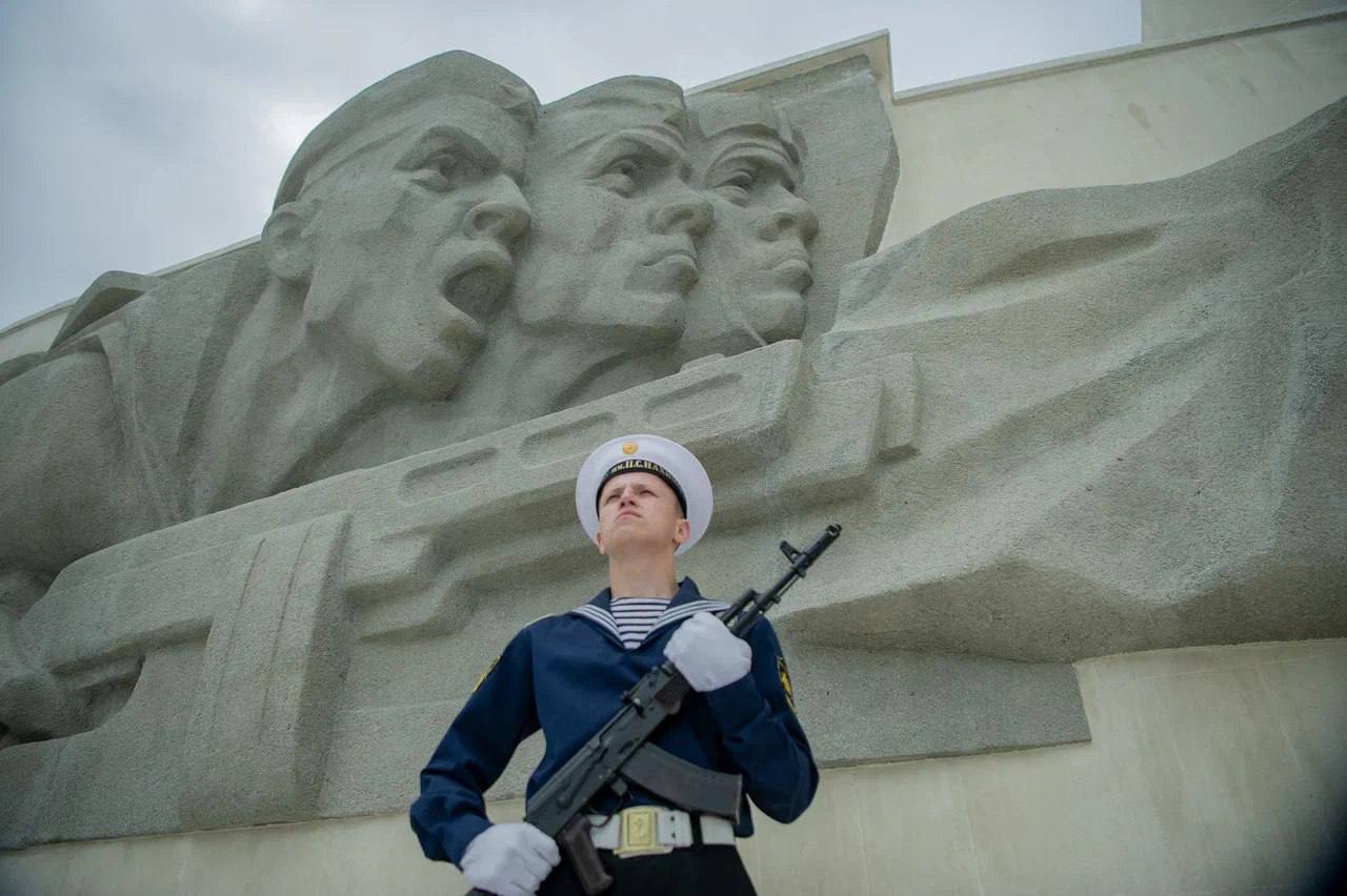 Сегодня исполняется 90 лет со дня рождения выдающегося скульптора Станислава Чижа — автора, который в камне запечатлел мужество севастопольцев Сегодня исполняется 90 лет со дня рождения выдающегося скульптора Станислава Чижа — автора, который в камне запечатлел мужество севастопольцев