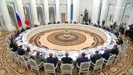 Семья, где растут трое и больше детей, должна стать нормой, естественным образом жизни в нашей стране — Владимир Путин