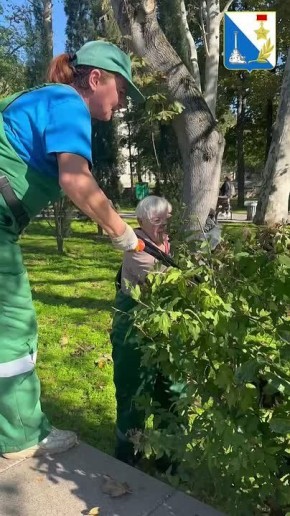 Заботимся о городе. Сегодня здесь специалисты «Парков и скверов» в Комсомольском парке им. М. Байды заботятся о растениях, придают кустам аккуратную форму и убирают ветки