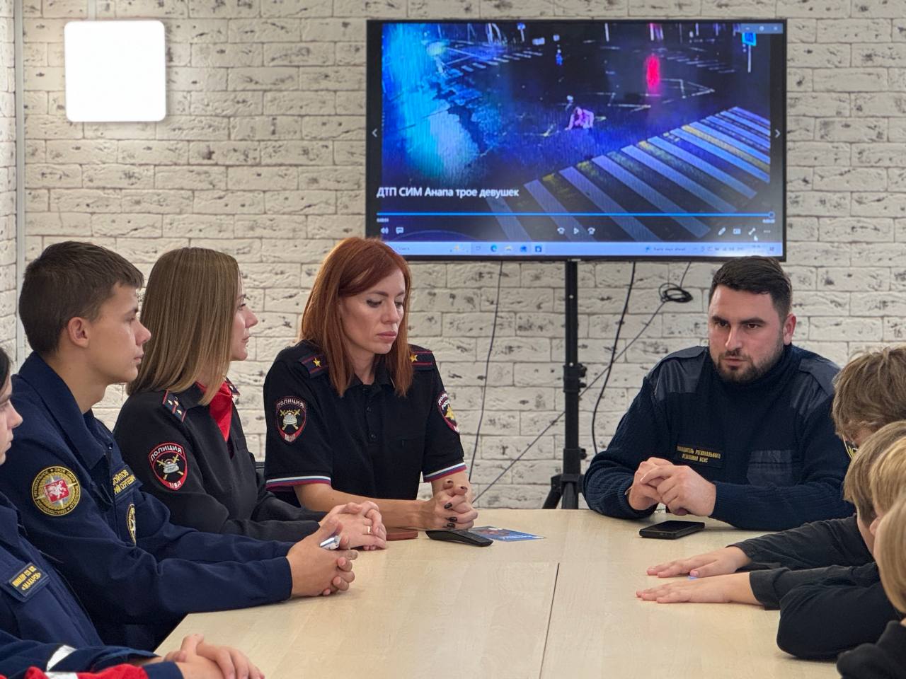 Сотрудники Госавтоинспекции продолжают информационно-пропагандистскую работу по популяризации ПДД среди молодежи Севастополя Сотрудники Госавтоинспекции продолжают информационно-пропагандистскую работу по популяризации ПДД среди молодежи Севастополя