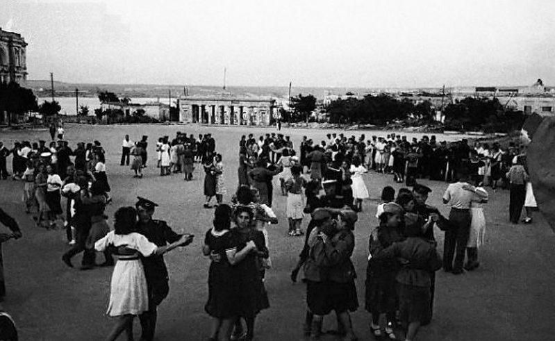 «Севастопольский вальс» на площади Нахимова, 1945 год