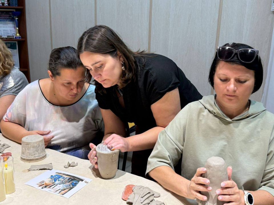 В Севастополе мамы детей с особенностями развития обучаются искусству керамики в рамках проекта «Особый путь семьи»