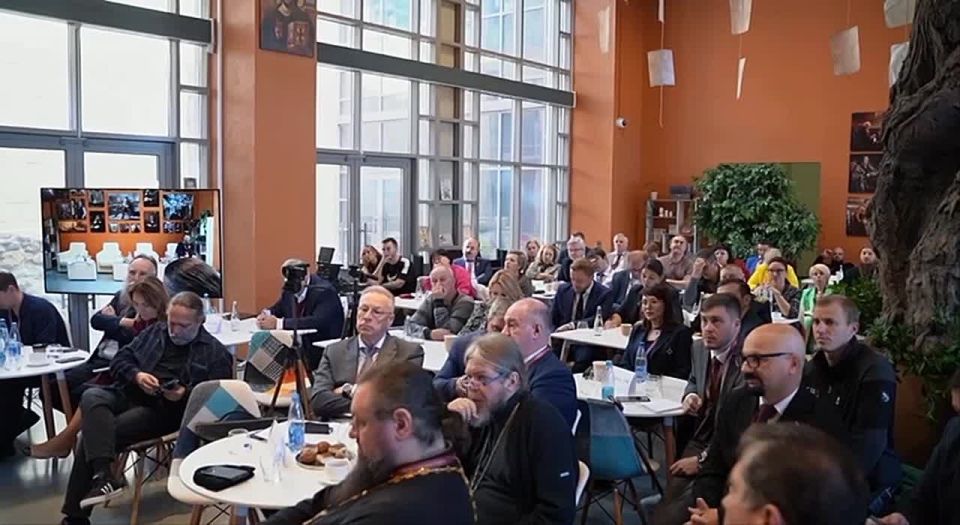 Михаил Развожаев: Накануне в Новом Херсонесе завершился семинар, посвященный формированию социально-гуманитарного ядра для негуманитарных специальностей в новой модели высшего образования