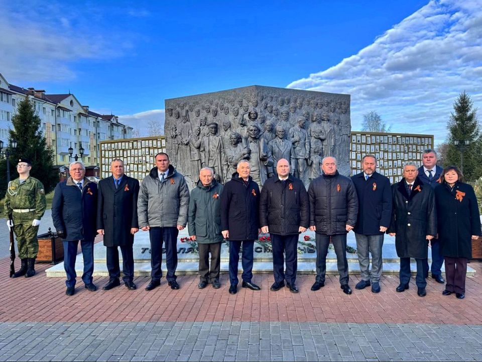 Владимир Немцев: Утро в Тобольске началось с торжественного возложения цветов к мемориальному комплексу «Тоболяков Бессмертный полк» Владимир Немцев: Утро в Тобольске началось с торжественного возложения цветов к мемориальному комплексу «Тоболяков Бессмертный полк»