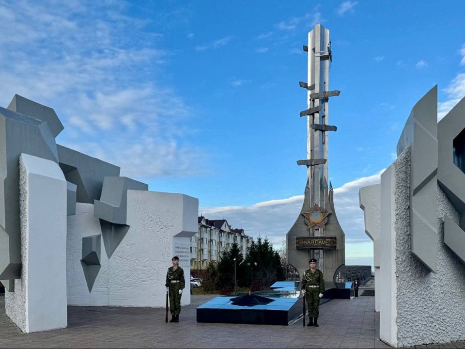 Владимир Немцев: Утро в Тобольске началось с торжественного возложения цветов к мемориальному комплексу «Тоболяков Бессмертный полк» Владимир Немцев: Утро в Тобольске началось с торжественного возложения цветов к мемориальному комплексу «Тоболяков Бессмертный полк»