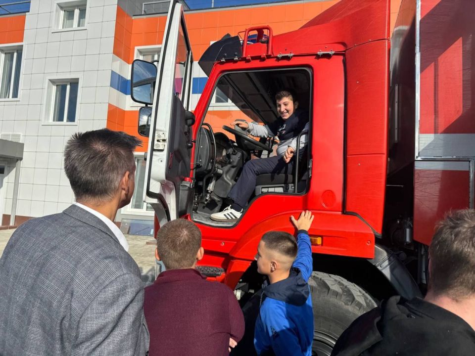 Севастопольских школьников знакомят с профессией спасателя Севастопольских школьников знакомят с профессией спасателя