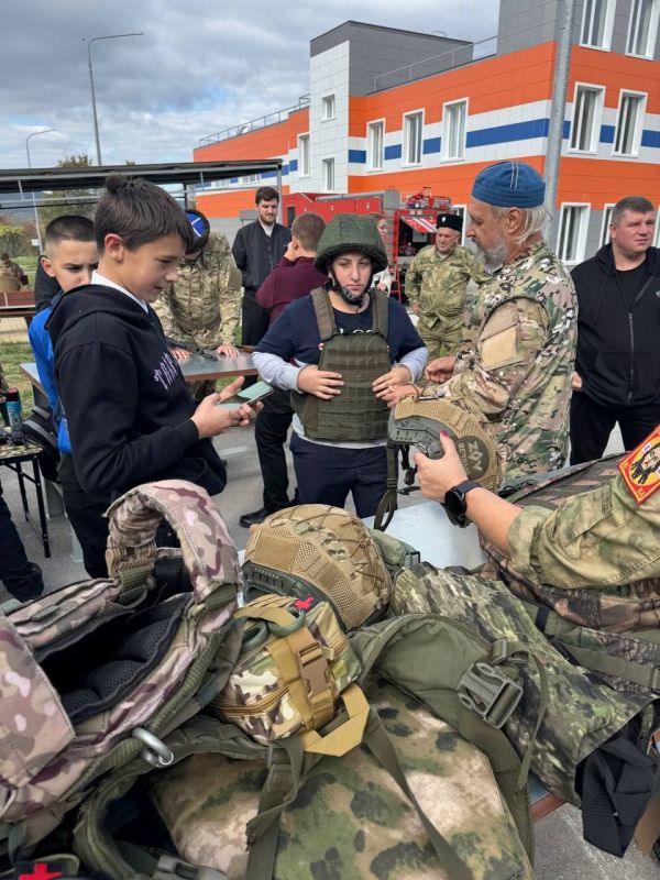 Севастопольских школьников знакомят с профессией спасателя Севастопольских школьников знакомят с профессией спасателя