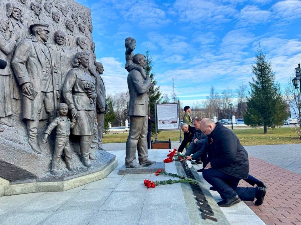 Владимир Немцев: Утро в Тобольске началось с торжественного возложения цветов к мемориальному комплексу «Тоболяков Бессмертный полк» Владимир Немцев: Утро в Тобольске началось с торжественного возложения цветов к мемориальному комплексу «Тоболяков Бессмертный полк»